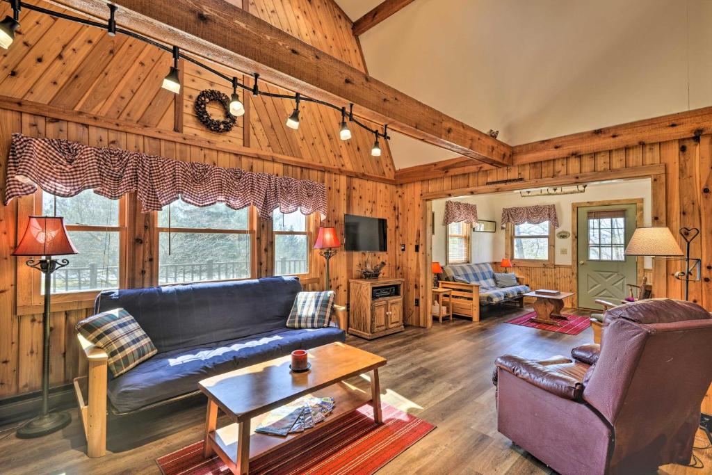 uma sala de estar com um sofá e uma mesa em Springwater Cabin Near Hiking, Lakes, and Vineyards em Springwater