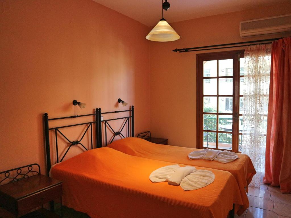 En eller flere senge i et værelse på Villa Eleni Seaside Apartments