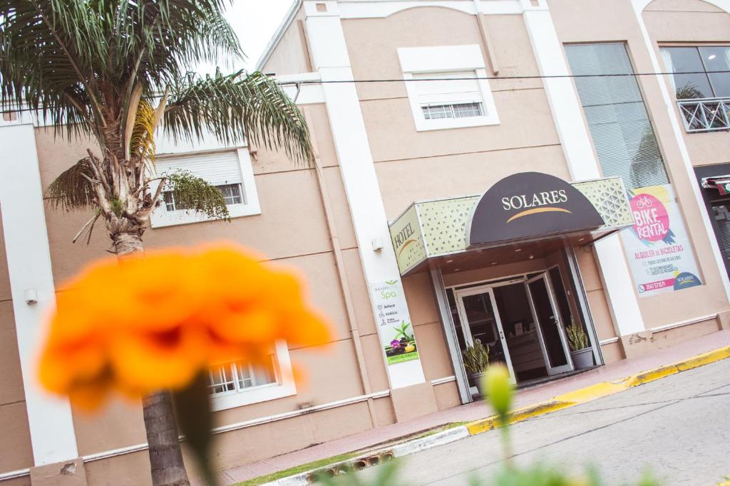 una flor amarilla delante de un edificio en Solares Hotel & Spa en Alta Gracia