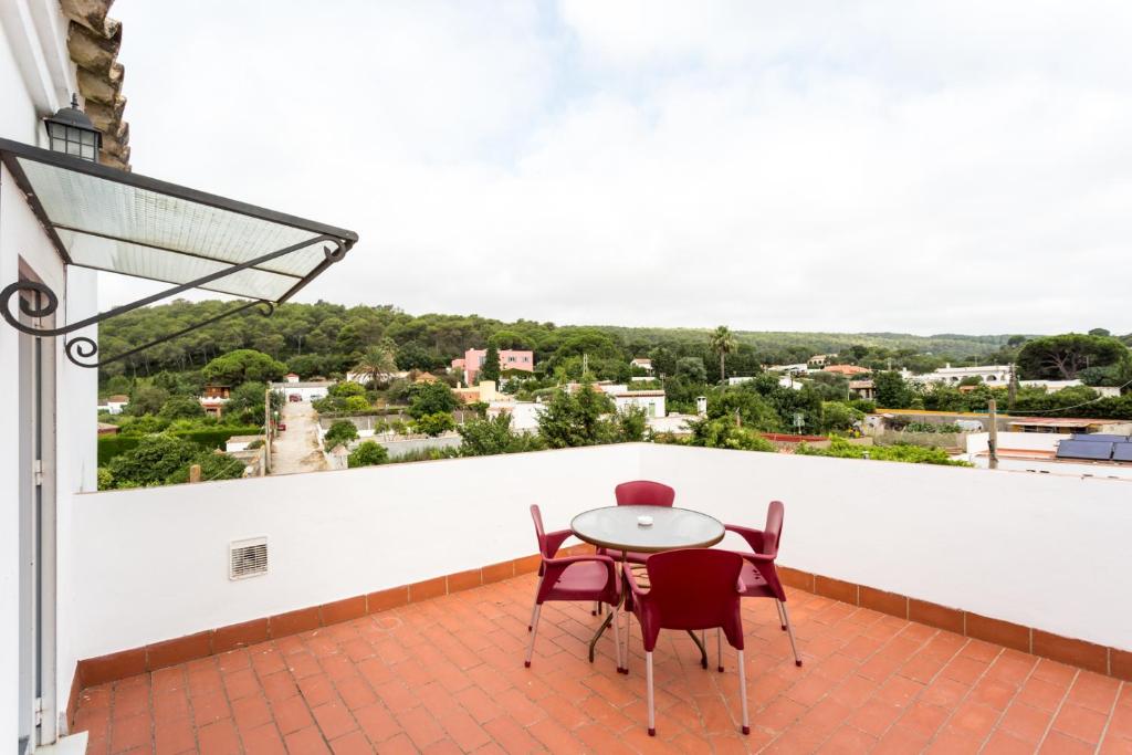 a table and chairs on a balcony with a view at Hotel Nómadas in Vejer de la Frontera