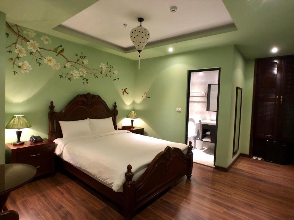 Postel nebo postele na pokoji v ubytování Le Grand Hanoi Hotel - The Oriental