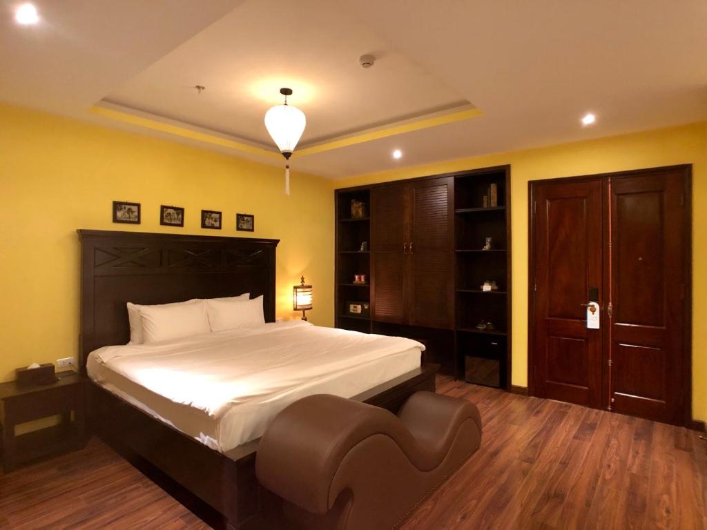 Postel nebo postele na pokoji v ubytování Le Grand Hanoi Hotel - The Oriental