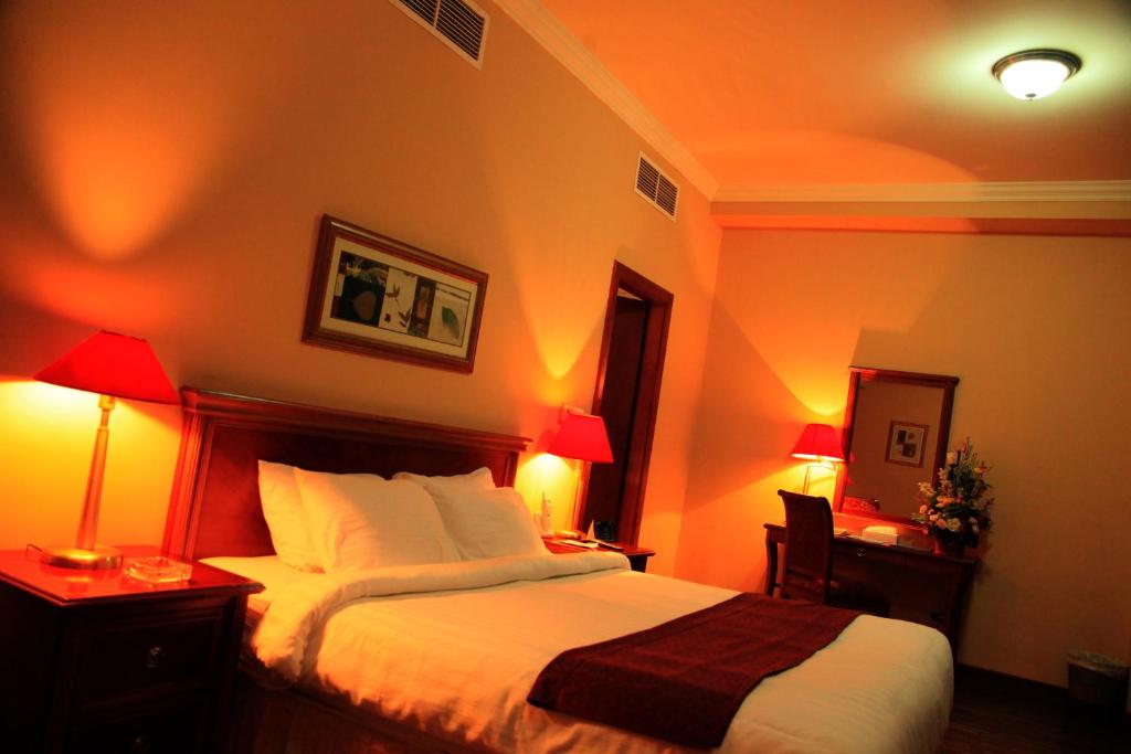 Un pat sau paturi într-o cameră la Mirador Hotel