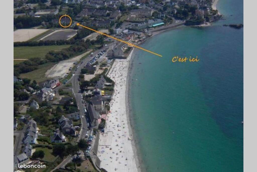 - une vue aérienne sur une plage avec des mots dans la baignoire dans l'établissement Appartement jardin a 100m de la plage et Thalasso, à Concarneau