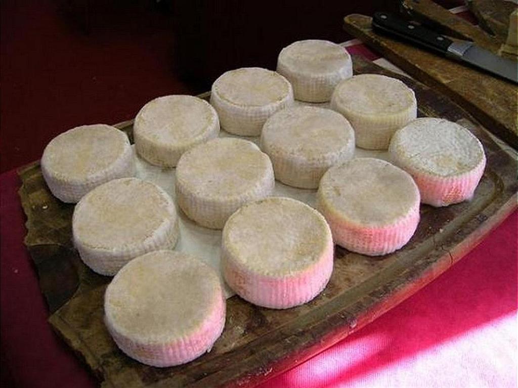 uma bandeja de tortas não cozidas numa mesa em Casa Lucia 1 em Crone
