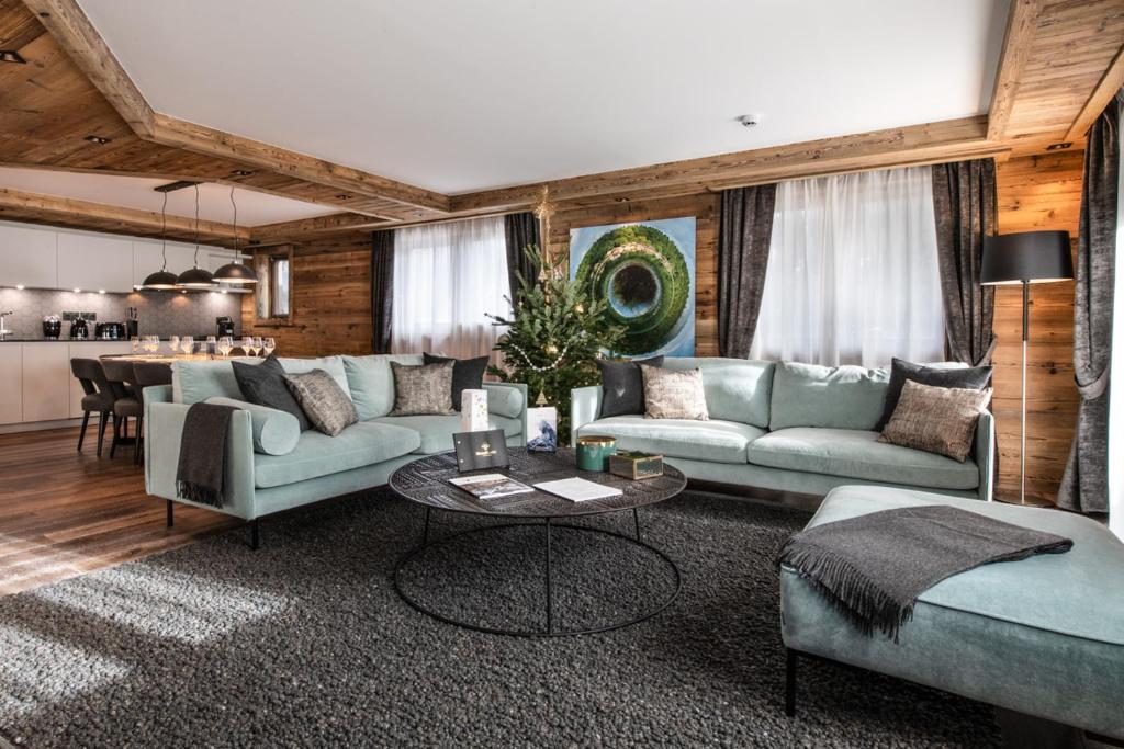 Posezení v ubytování Manali Lodge by Alpine Resorts