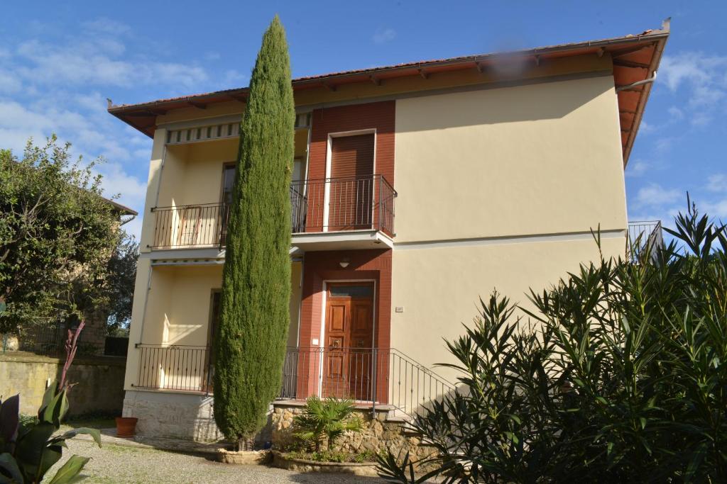 une grande maison avec un arbre en face dans l'établissement Villa Fè -Choose Panoramic View, Jacuzzi, Private Parking, à Montepulciano