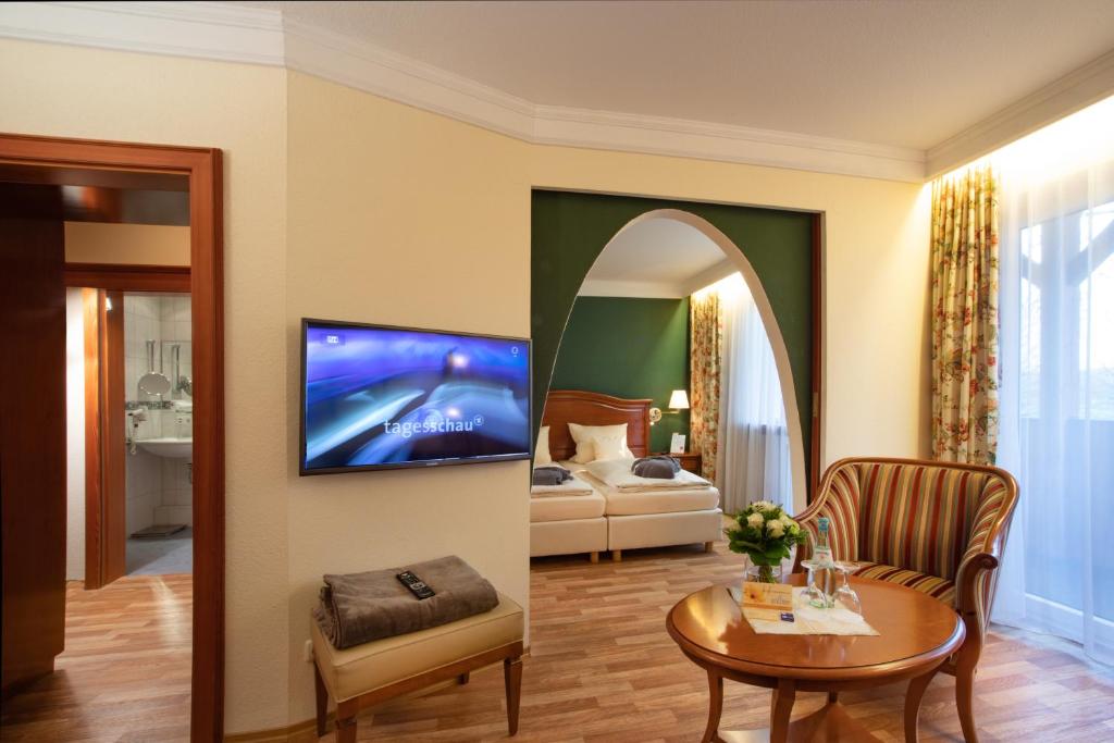 TV a/nebo společenská místnost v ubytování Hotel Quellenhof