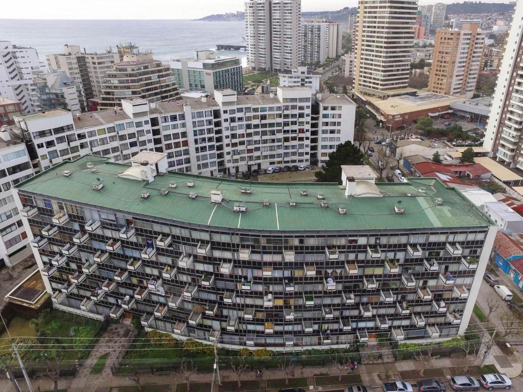 una vista aérea de un edificio con techo verde en Céntrico Depto - Viña del Mar, en Viña del Mar