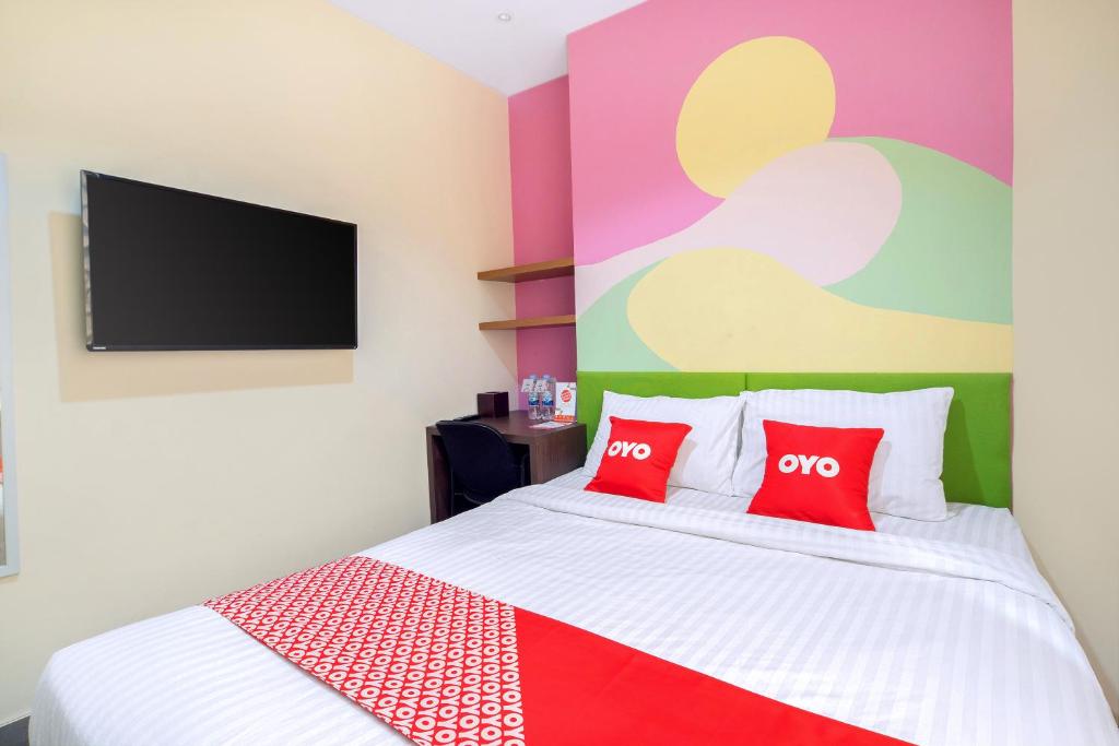 Postel nebo postele na pokoji v ubytování Super OYO Capital O 1121 Orienchi 2