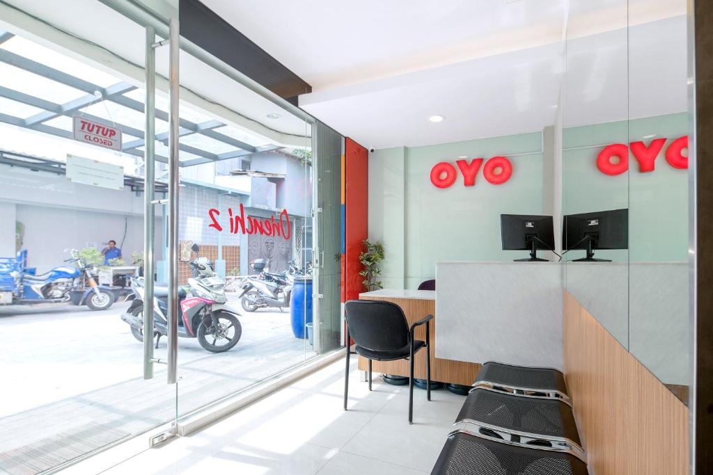 TV a/nebo společenská místnost v ubytování Super OYO Capital O 1121 Orienchi 2