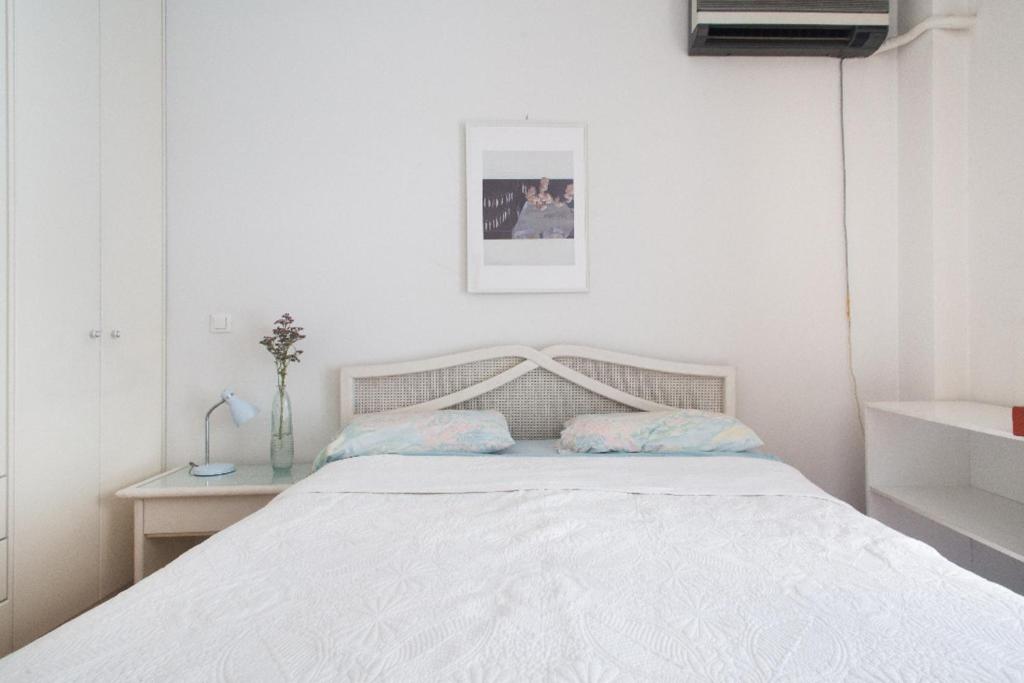 A bed or beds in a room at Flat in central Athens - Pangrati