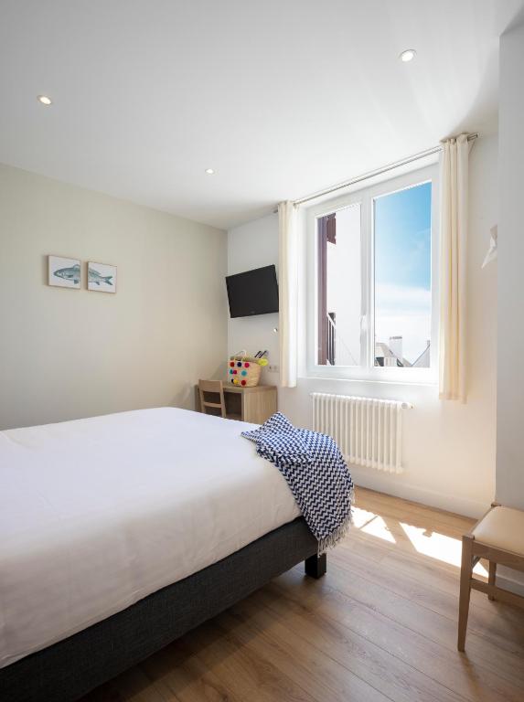 Postel nebo postele na pokoji v ubytování Hôtel Spa De La Citadelle Lorient