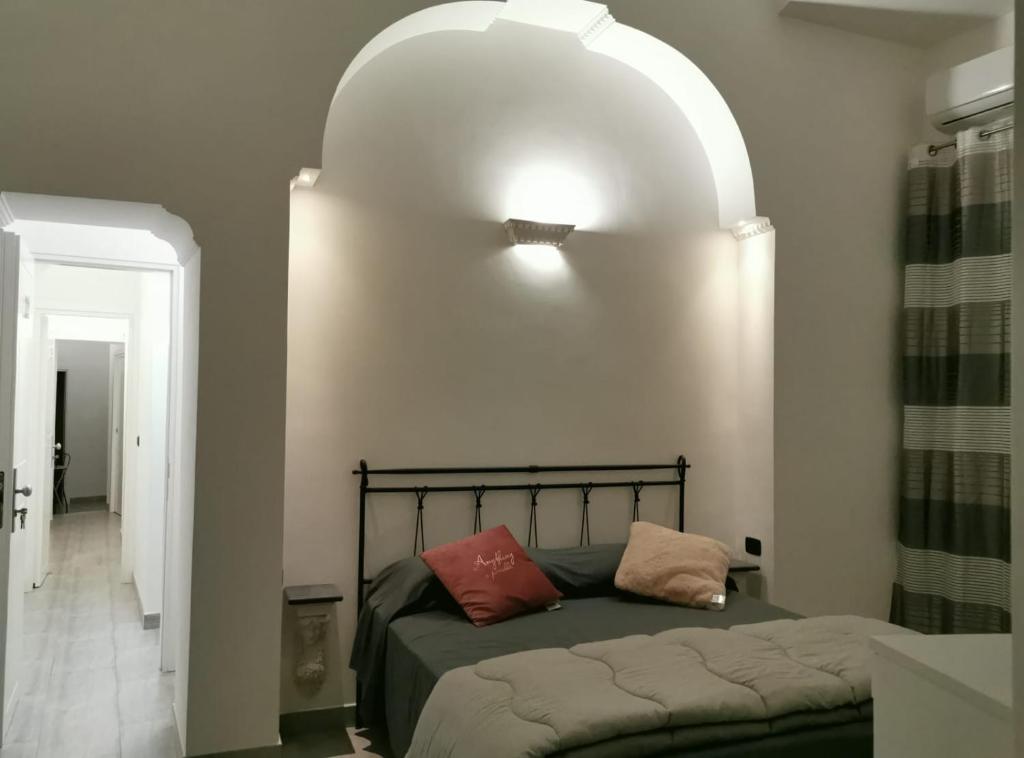 ein Schlafzimmer mit einem Bett mit zwei Kissen darauf in der Unterkunft Museumhome in Neapel
