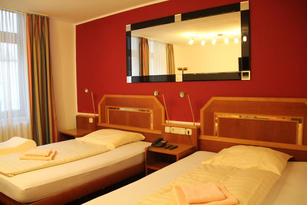 Postel nebo postele na pokoji v ubytování Wali's Hotel