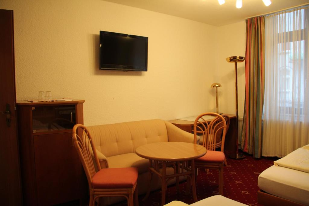 TV a/nebo společenská místnost v ubytování Wali's Hotel