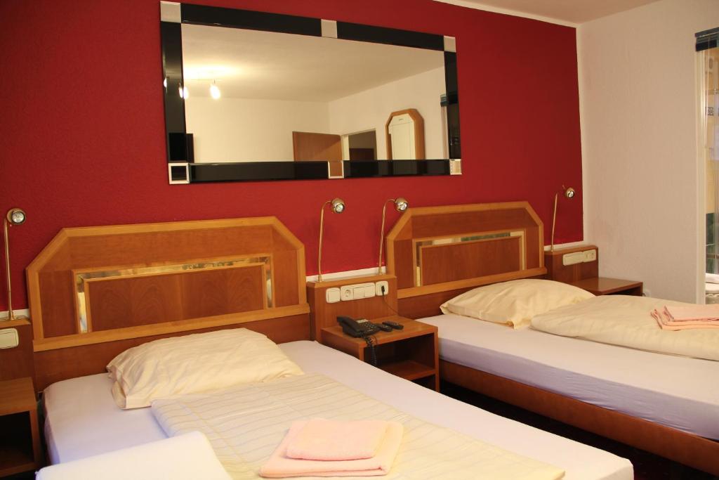 Postel nebo postele na pokoji v ubytování Wali's Hotel