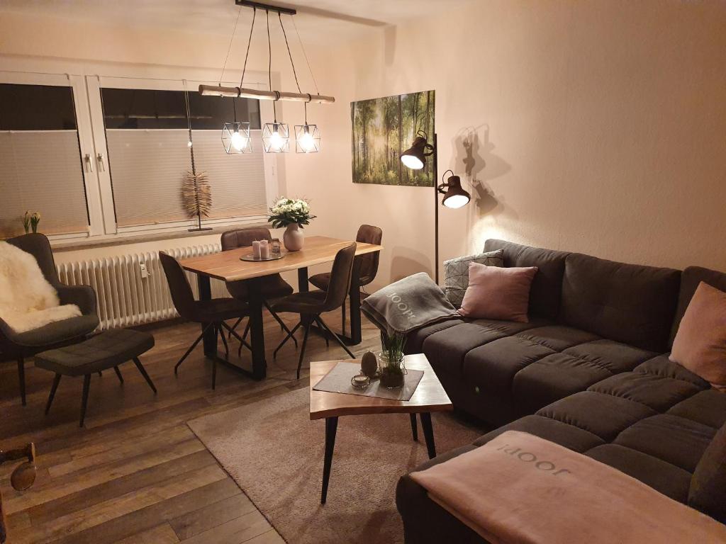 - un salon avec un canapé et une table dans l'établissement Pepe, à Braunlage