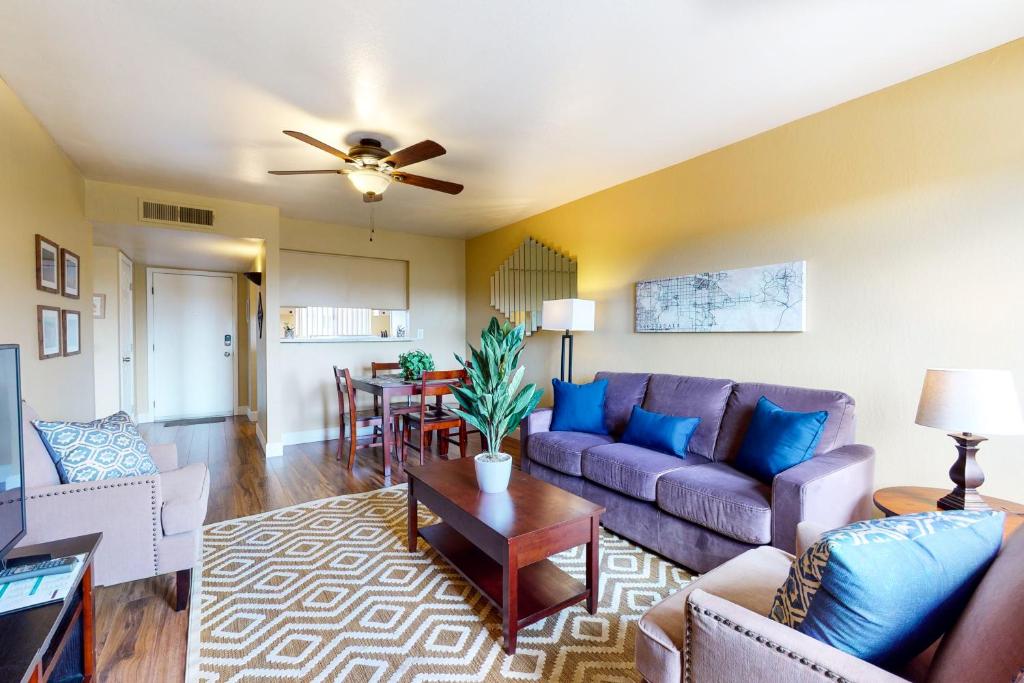 ein Wohnzimmer mit einem Sofa und einem Tisch in der Unterkunft Camelback House in Scottsdale