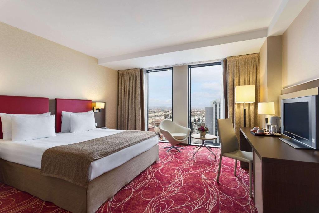 Postel nebo postele na pokoji v ubytování Ramada Sibiu Hotel