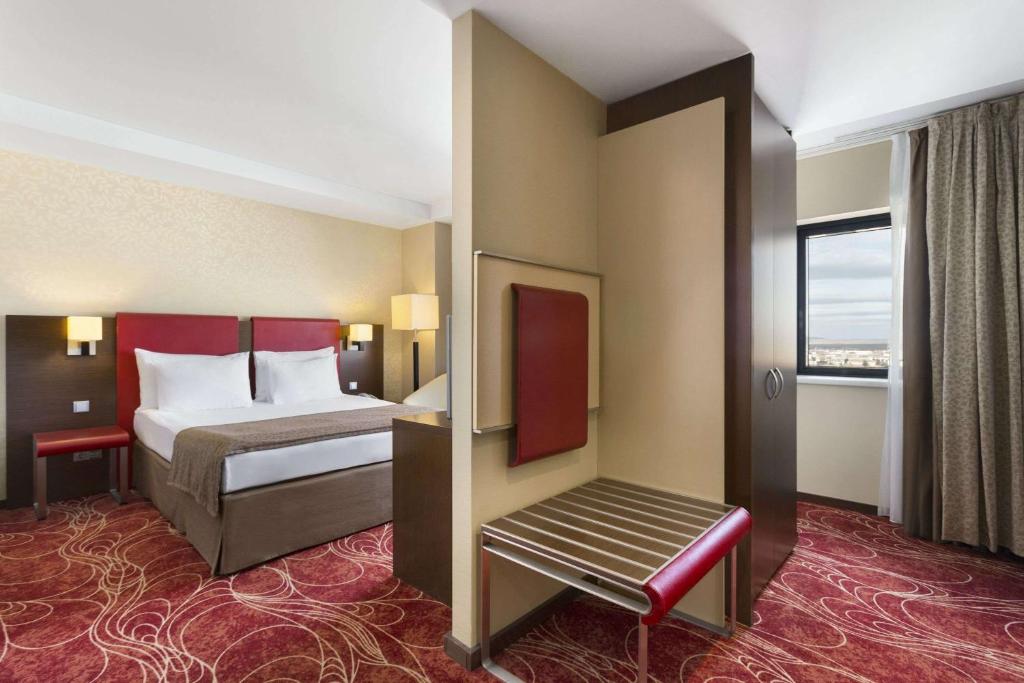 Postel nebo postele na pokoji v ubytování Ramada Sibiu Hotel