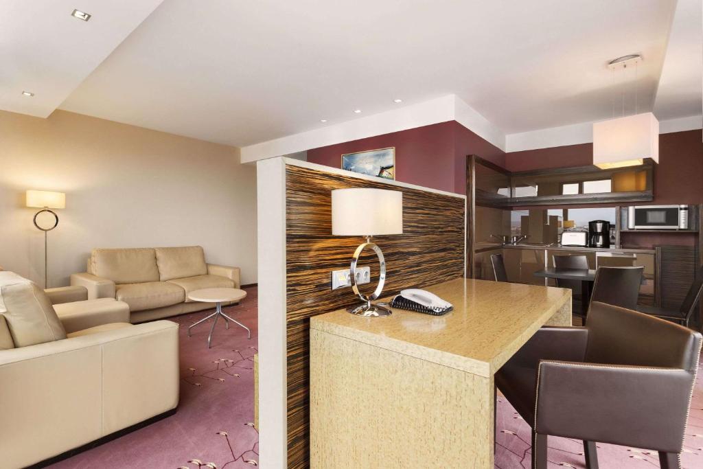 Kuchyň nebo kuchyňský kout v ubytování Ramada Sibiu Hotel