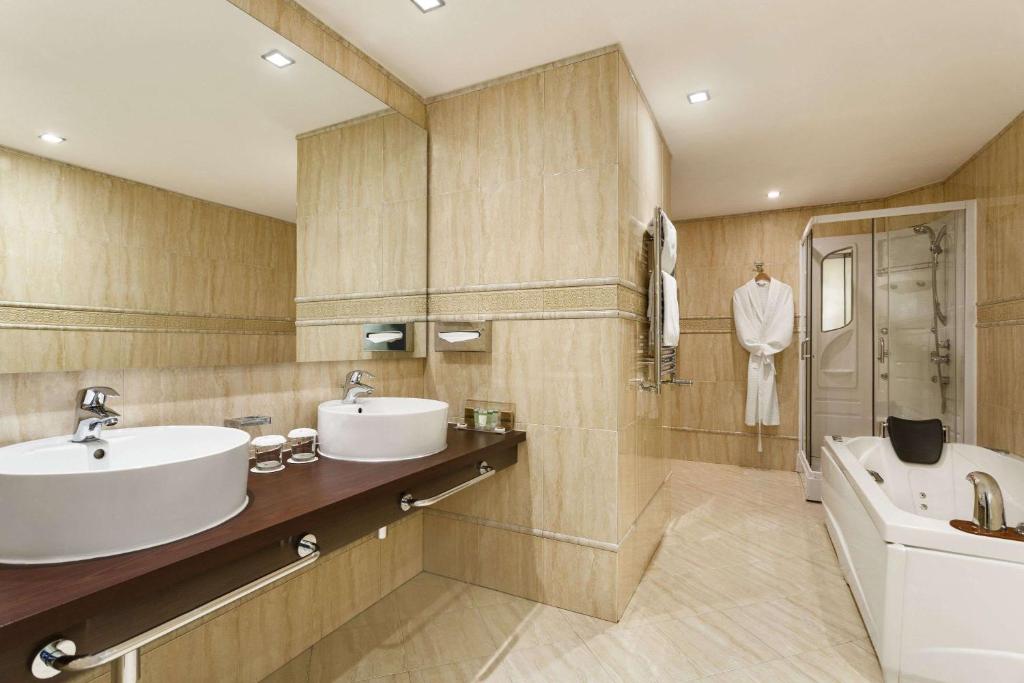 Koupelna v ubytování Ramada Sibiu Hotel