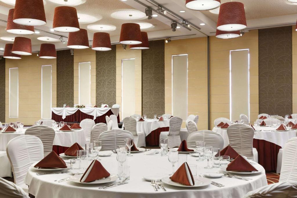 Restaurace v ubytování Ramada Sibiu Hotel