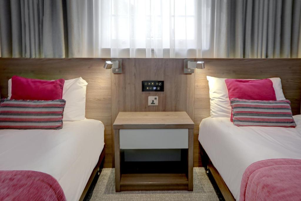 Uma cama ou camas num quarto em Best Western Plus Delmere Hotel