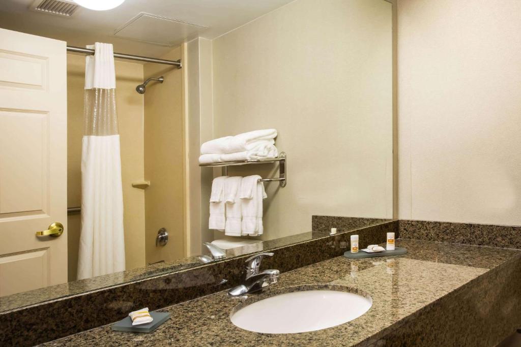 La Quinta by Wyndham Islip - MacArthur Airport - Rey Suite