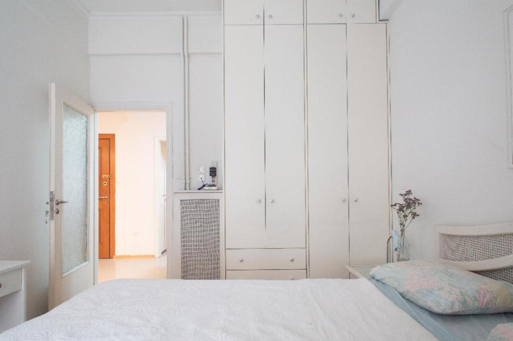 A bed or beds in a room at Flat in central Athens - Pangrati