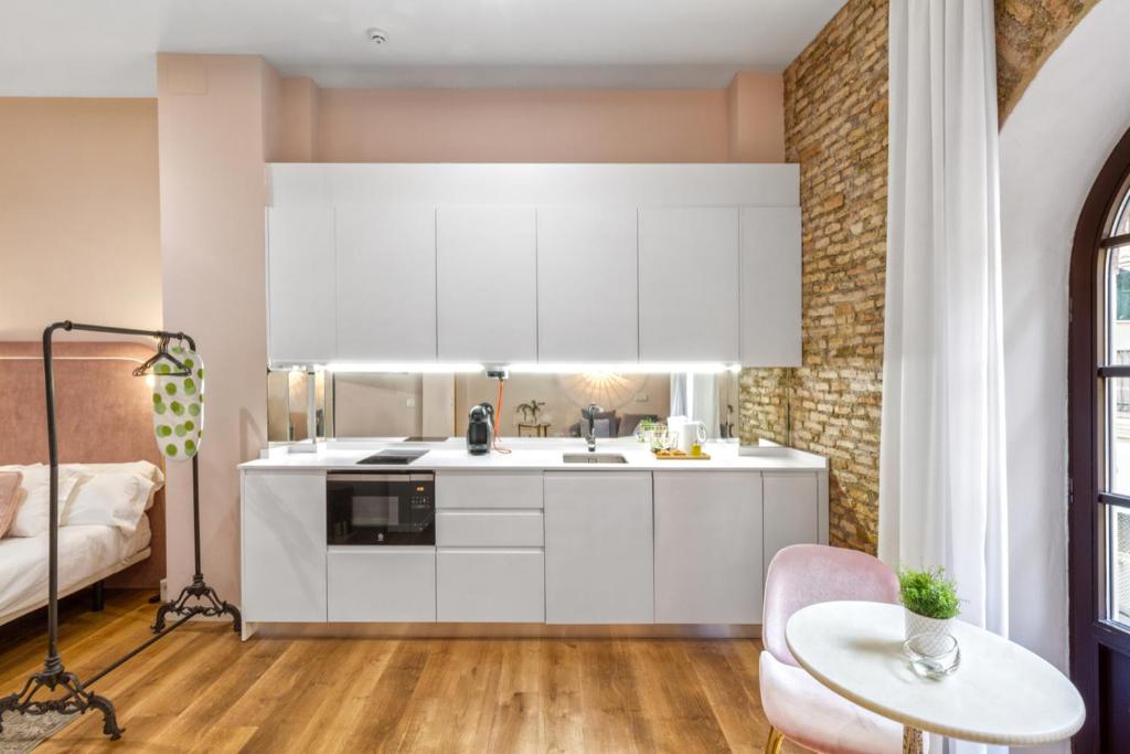 A kitchen or kitchenette at Apartamentos Casapalma Centro Histórico