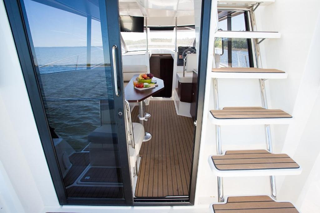 Balkón alebo terasa v ubytovaní Jacht motorowy Platinum 989 Flybridge