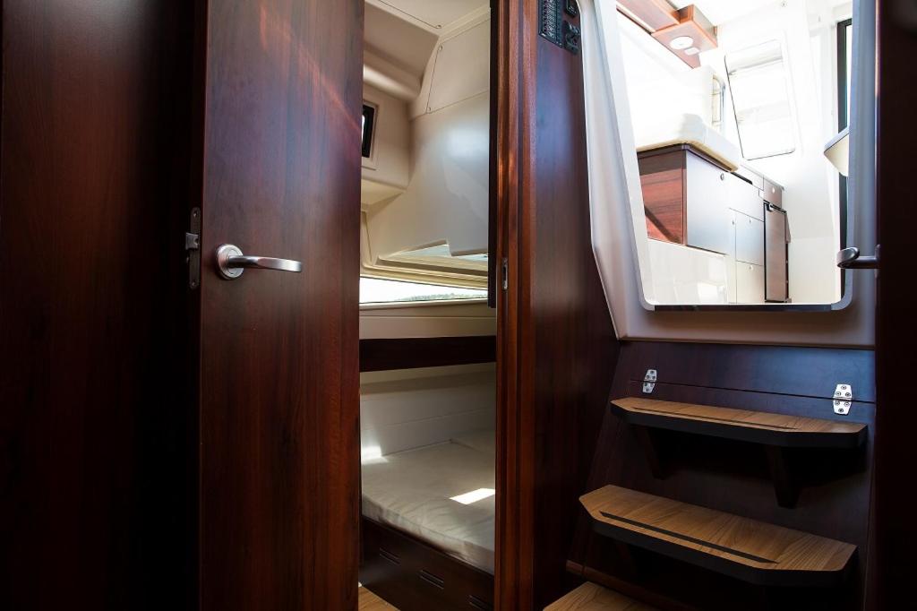 Posteľ alebo postele v izbe v ubytovaní Jacht motorowy Platinum 989 Flybridge