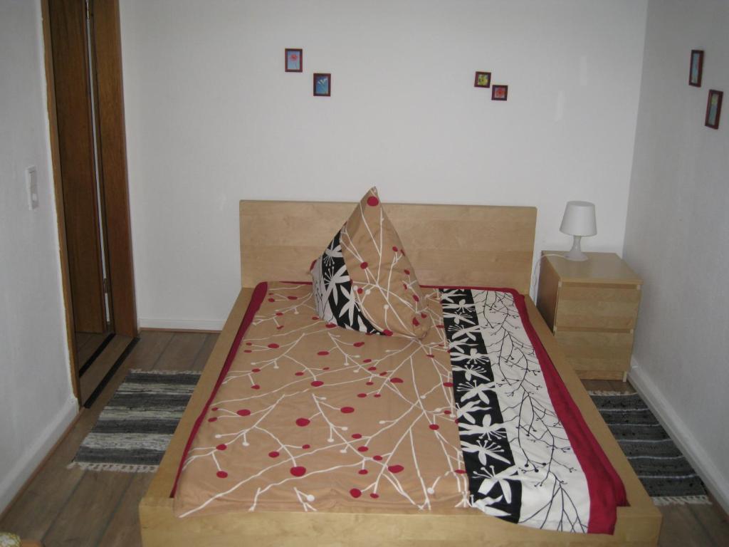 Bett in einem Zimmer mit Holzrahmen in der Unterkunft Abels Appartements in Bochum