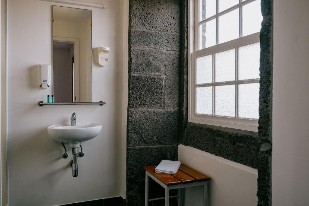 Ένα μπάνιο στο Azores Youth Hostels - Pico