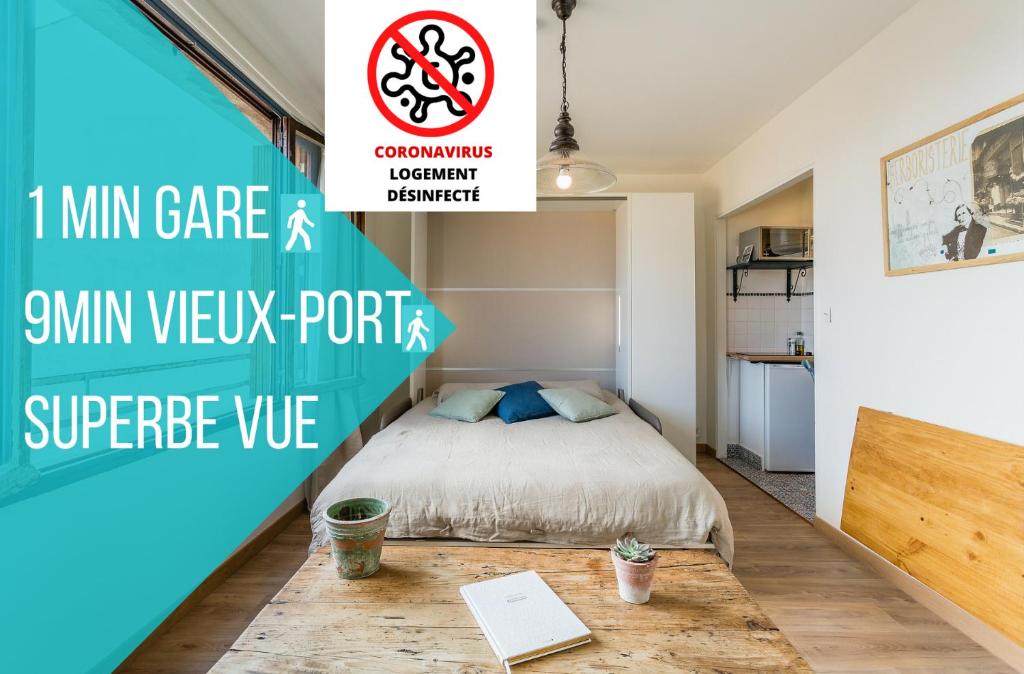 マルセイユにあるUniqueAppart - Gare Saint Charlesの小さなベッドルーム(ベッド1台、テーブル付)