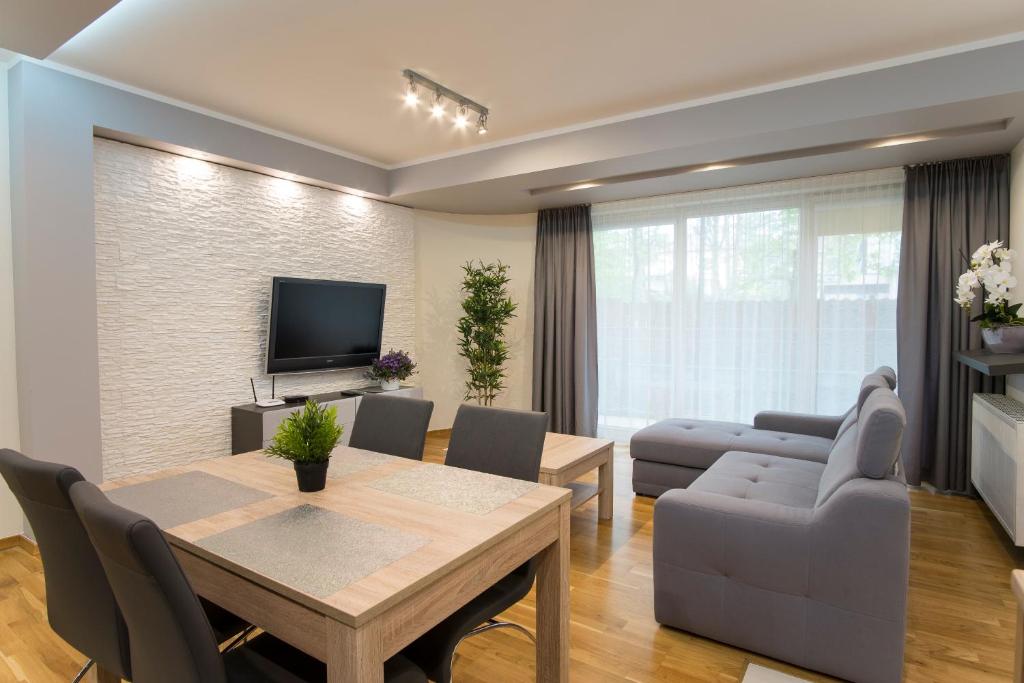 Televízia a/alebo spoločenská miestnosť v ubytovaní Prestige Apartamenty Stara Polana & SPA2