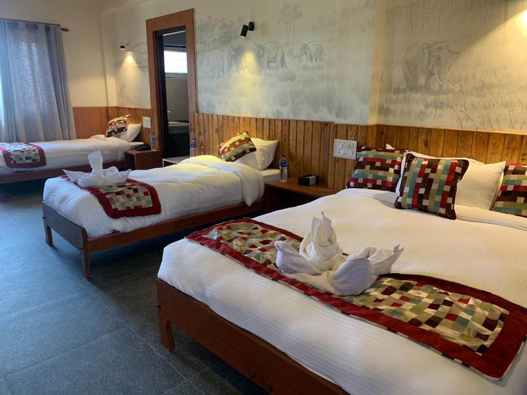 Babai Resort Pvt Ltd - Pièce Triple Avec Vue Sur La Piscine