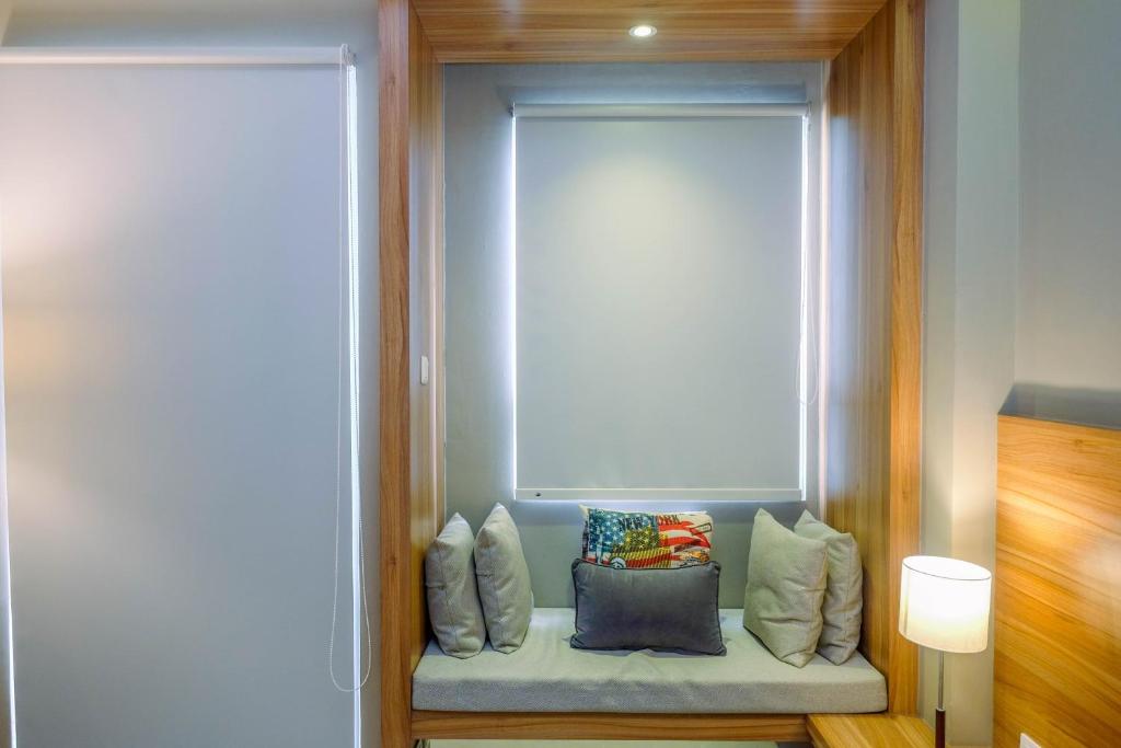 Stylish and Cozy Studio No Kitchen Apartment Mustika Golf Residence By Travelio - Apartamento Estudio