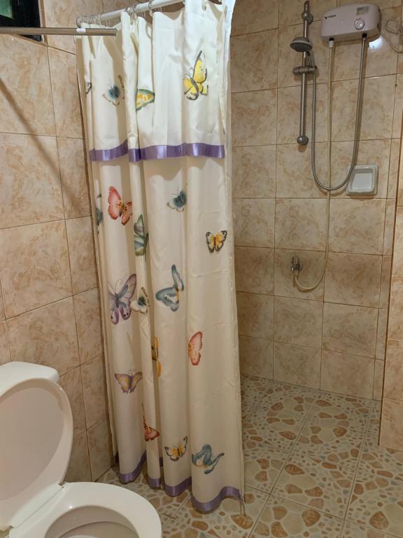 Koupelna v ubytování First Baby Bytes Guest House