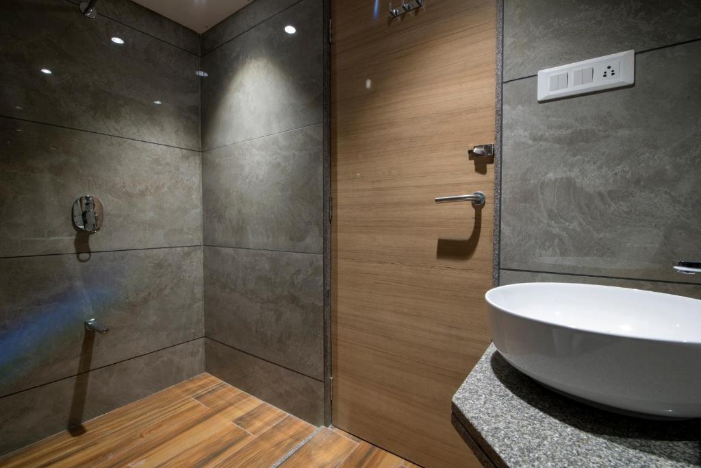 Koupelna v ubytování HOTEL SILVERA GRAND