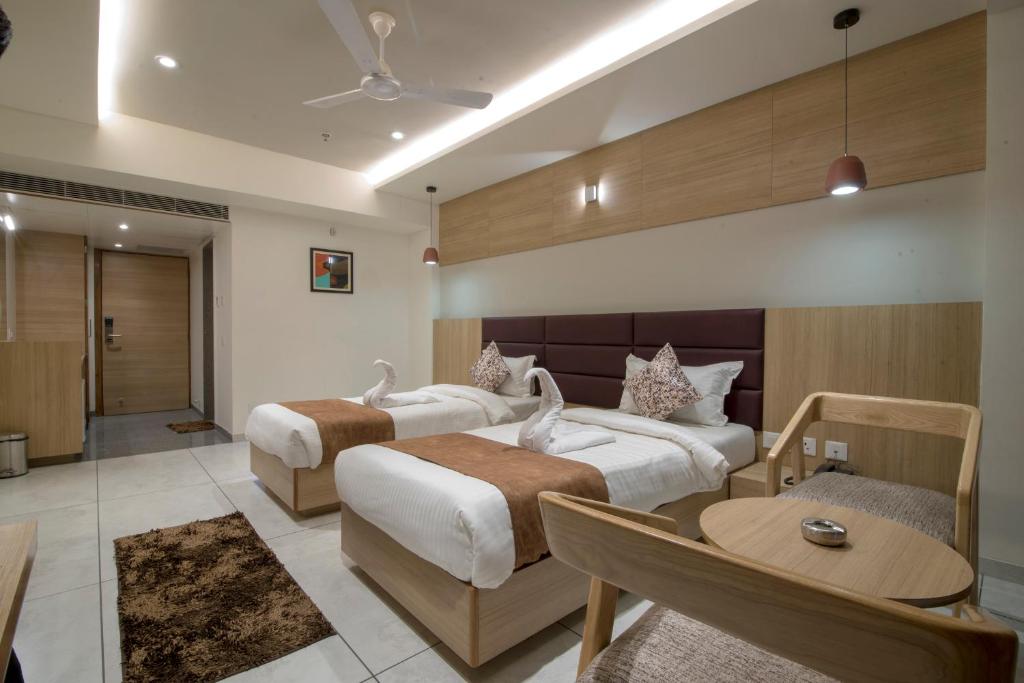 Postel nebo postele na pokoji v ubytování HOTEL SILVERA GRAND