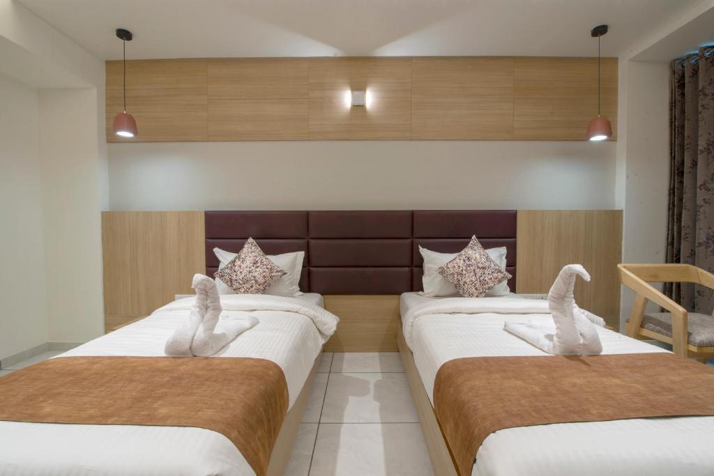 Postel nebo postele na pokoji v ubytování HOTEL SILVERA GRAND