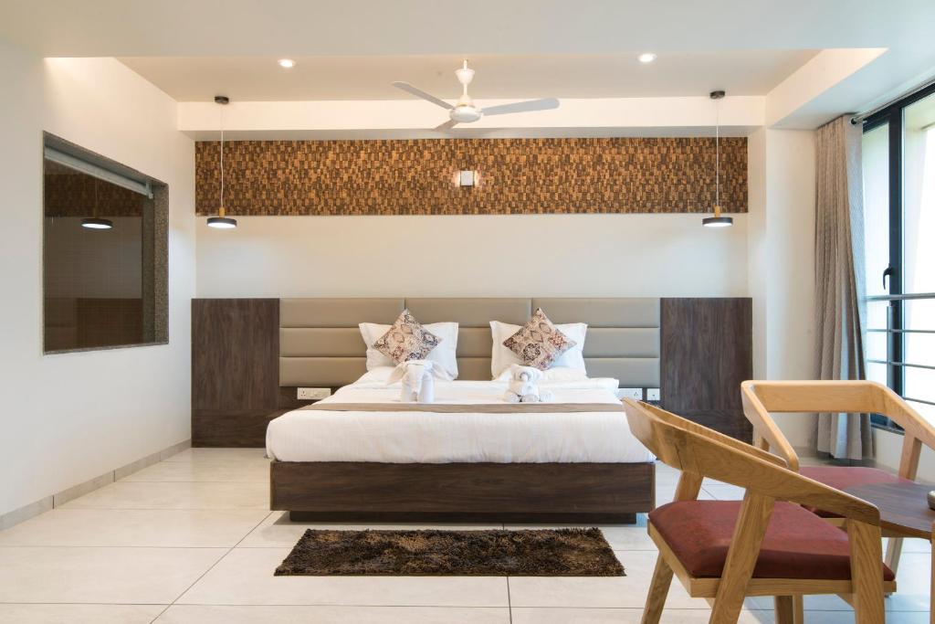 Postel nebo postele na pokoji v ubytování HOTEL SILVERA GRAND