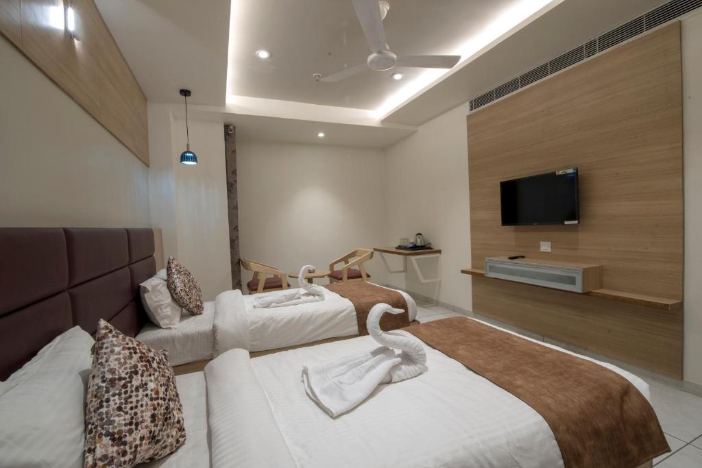 Postel nebo postele na pokoji v ubytování HOTEL SILVERA GRAND