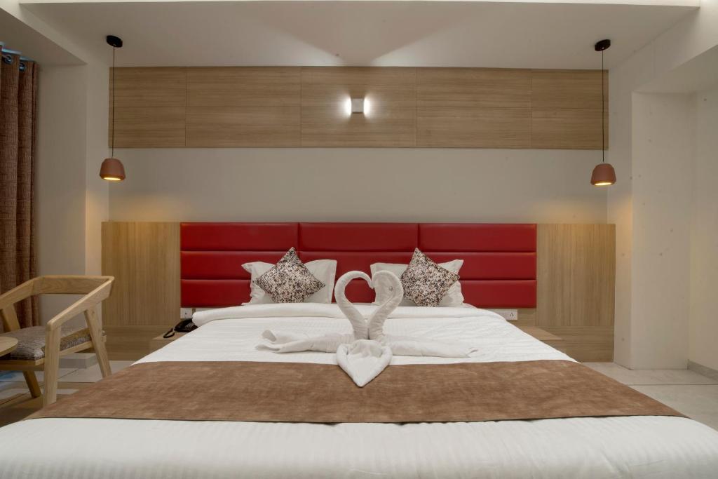 Postel nebo postele na pokoji v ubytování HOTEL SILVERA GRAND