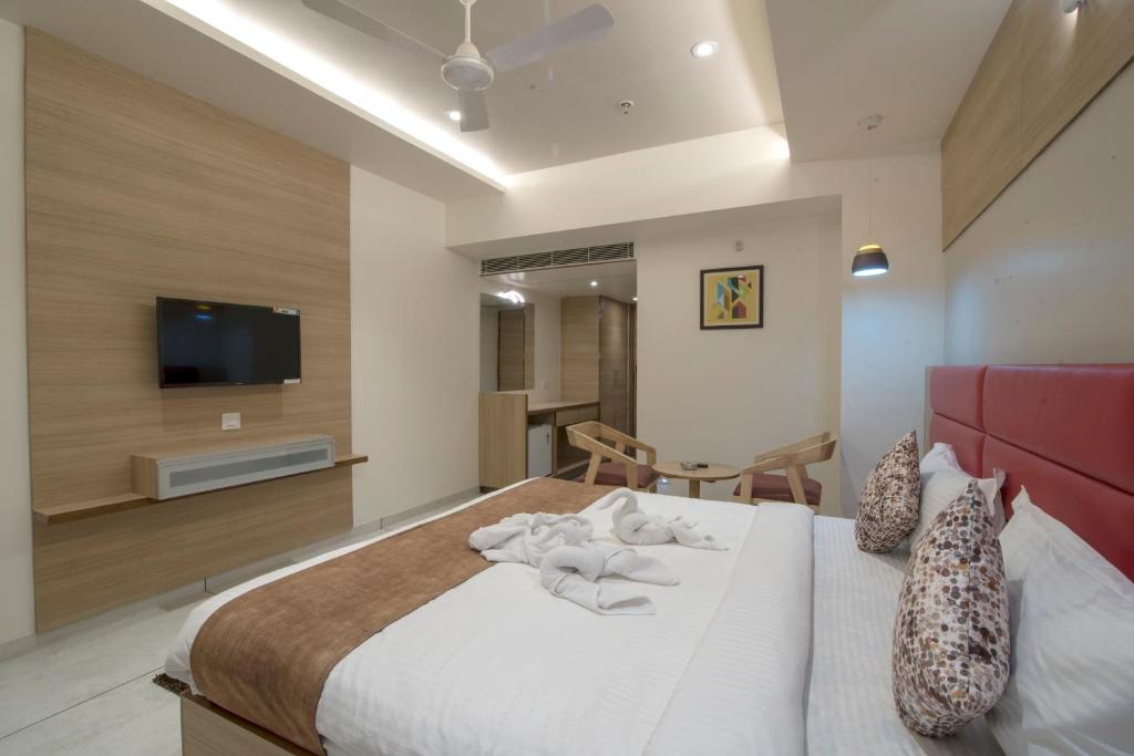 TV a/nebo společenská místnost v ubytování HOTEL SILVERA GRAND