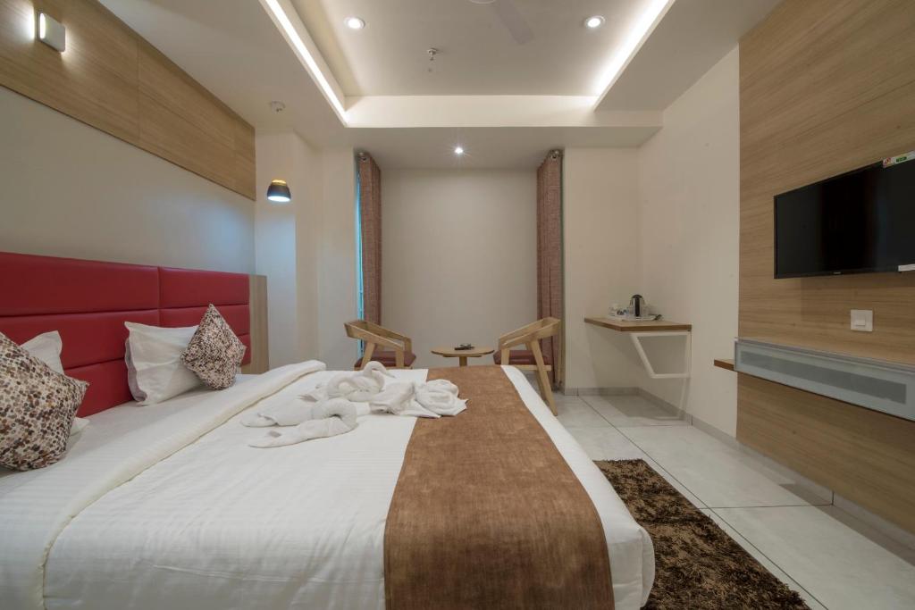 Postel nebo postele na pokoji v ubytování HOTEL SILVERA GRAND