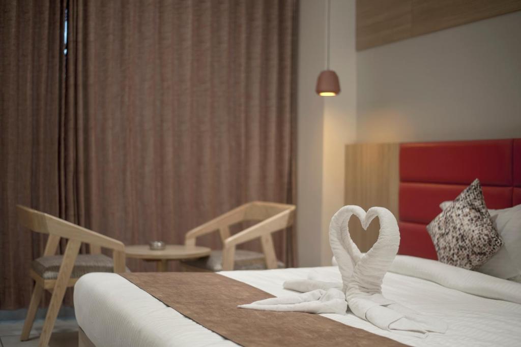 Postel nebo postele na pokoji v ubytování HOTEL SILVERA GRAND